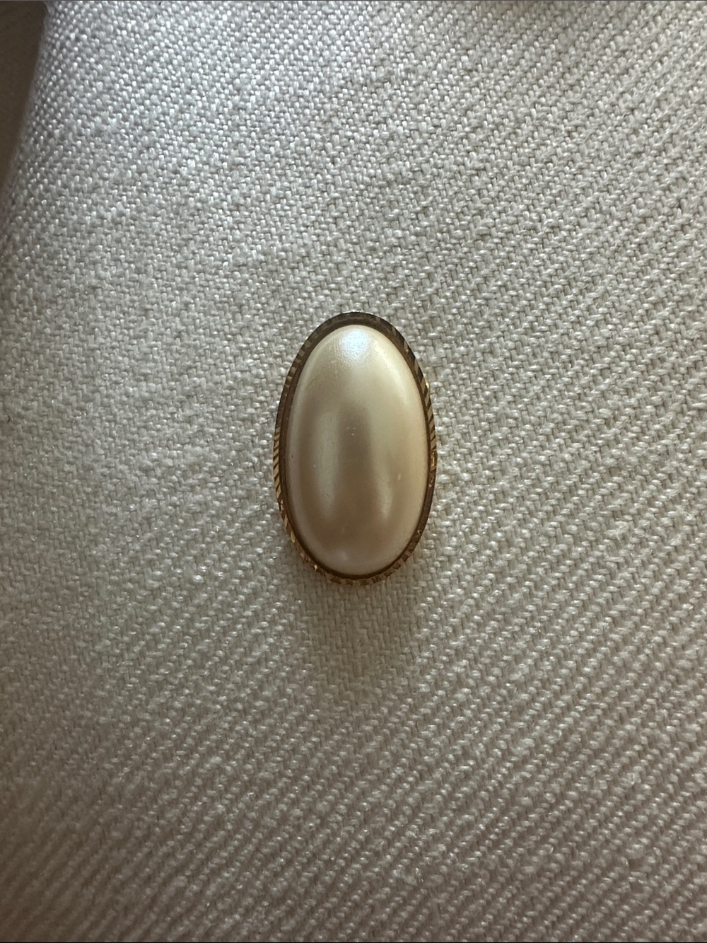 Oval Pearl Pin